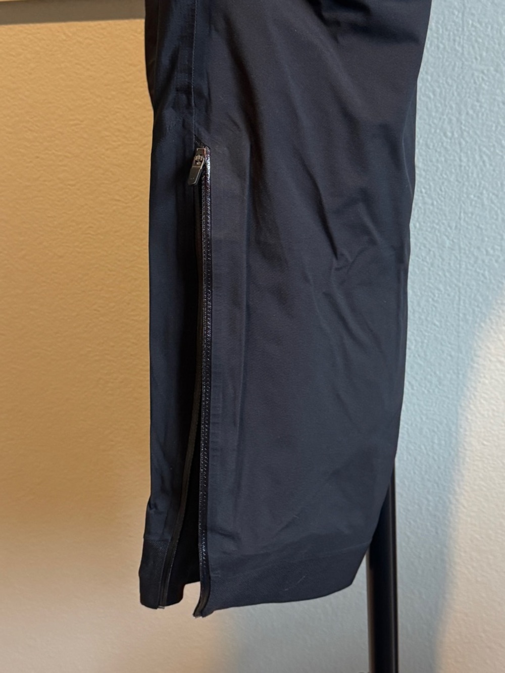 Patagonia Women’s Dirt Roamer Bike Pants Waterproof - Picture 4 of 7